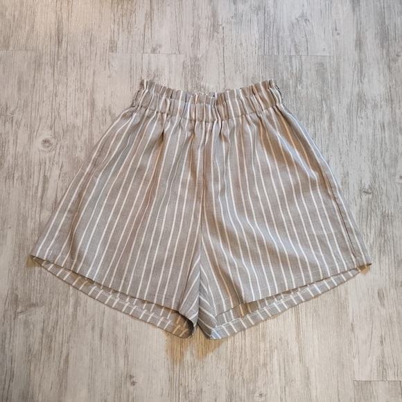 Lightweight Gray and White Striped Stretch Waist‎ Shorts Size Small - Picture 1 of 4